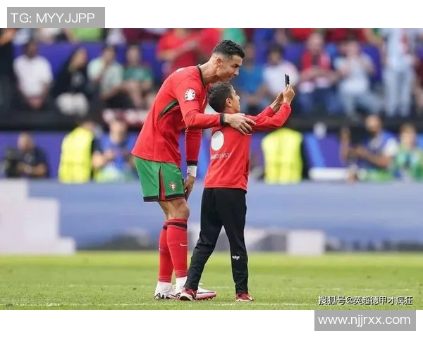 球迷疯狂冲场内抢C罗球衣引发欧冠赛场奇观 球迷疯狂冲场内抢C罗球衣引发欧冠赛场奇观