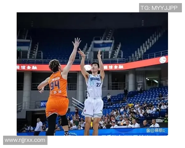 上海男篮与天津男篮激战正酣谁能在这场对决中笑到最后